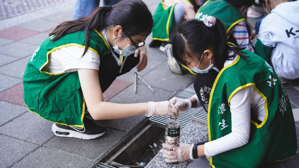 111學年度校園健康主播競賽-佳作-臺北市中山區懷生國小- 111學年度再見菸地1.0-水溝蓋環境污染

臺北市中山區懷生國小在111學年度校園健康主播競賽中獲得佳作。學校以紀錄片形式來宣導菸蒂亂丟對環境的危害，並且持續帶領孩子實行「再見菸地2.0計畫」，在社區內撿拾菸蒂垃圾，落實菸害防治教育在日常生活中，透過採訪臺北市路人，讓學生學習主動體察社會議題，了解菸害形成的嚴重性。懷生國小期望孩子們打開雙眼、張開雙耳、敞開心胸關懷環境，拒絕三手菸害，共同保護地球。

採訪：臺北市中山區懷生國小
             李真儀衛生組長、
             五忠班陳品蓁導師、
             五孝班生張妙音、
             五仁班生豐昱昕
