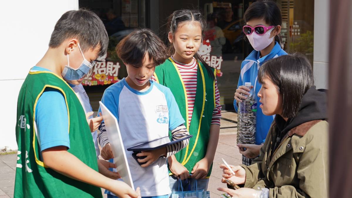 111學年度校園健康主播競賽-佳作-臺北市中山區懷生國小-112學年度再見菸地2.0-與吸菸者近距離宣導菸蒂不落地