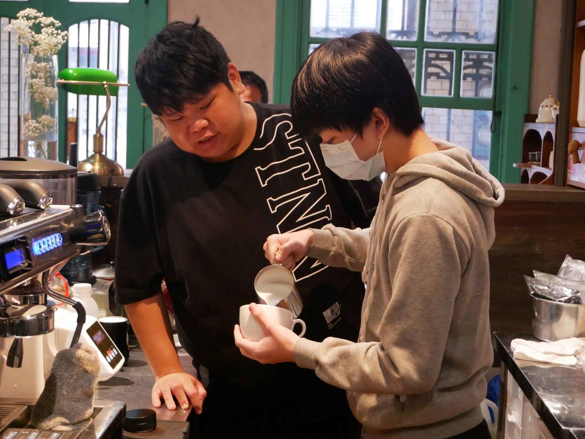 HOPE計畫與逆風樓咖啡館合作職業試探課程，圖中為咖啡拉花實作 (新北教育局提供)
