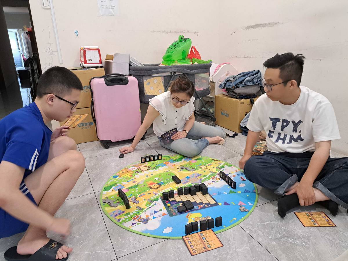 HOPE計畫提供特殊學生入家輔導，圖為輔導員至學員家中以牌卡工具輔導生涯規劃 (新北教育局提供)