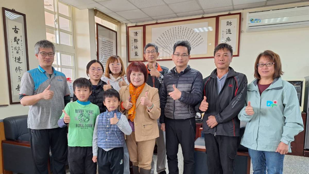 王彩純校長 楊文卿副會長、林仁傑主任、林必強主任、神圳國中黃晟宏主任、 黃彥翔和黃科茗兄弟、校友楊家三兄妹楊晁承、楊尹茜、楊庭雯大合照
