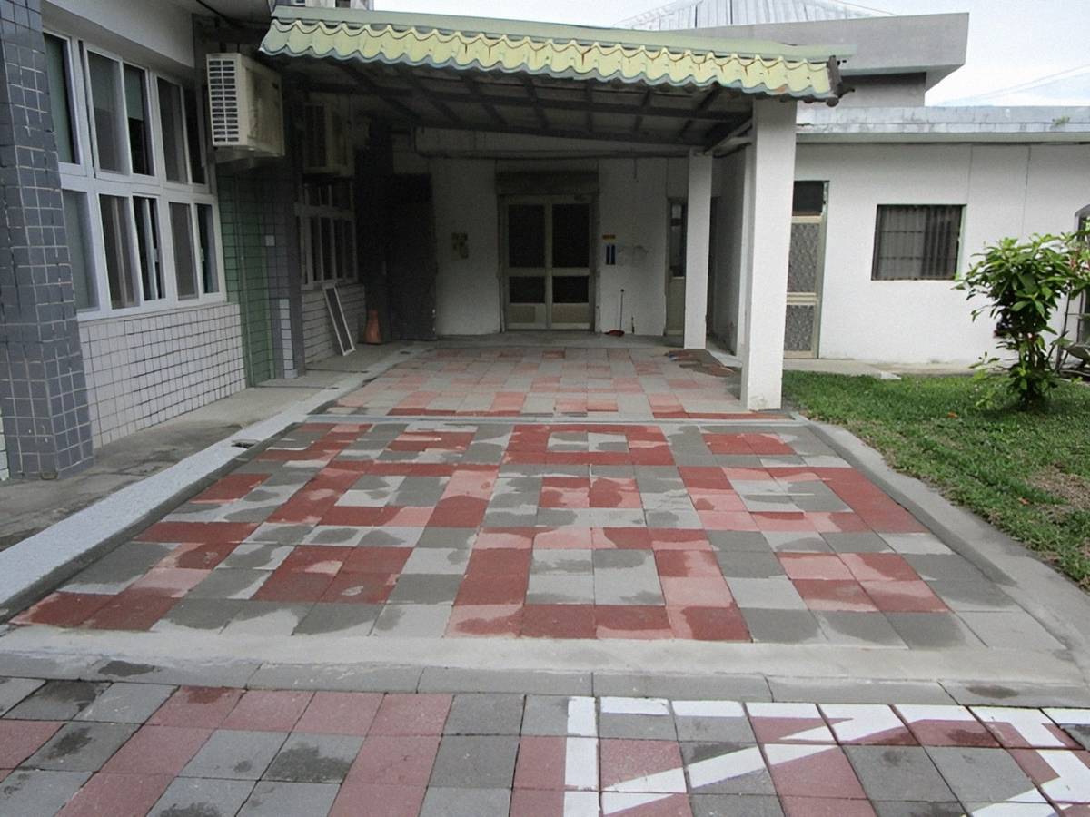 鸞山國小改善室內外通路及走廊