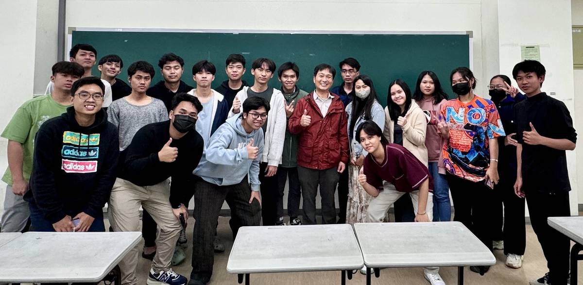 彰師大語文中心國專部主任柯宗憲（圖中紅衣者）勉勵華語先修生學好中文留臺就業（圖源：彰師大）