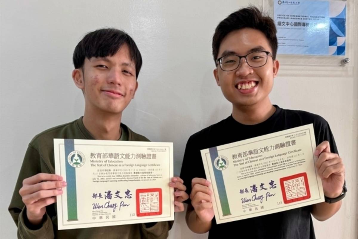 學生（左起）李旺偉、林秉勇（右）與華測B1等級證書合影（圖源：彰師大）