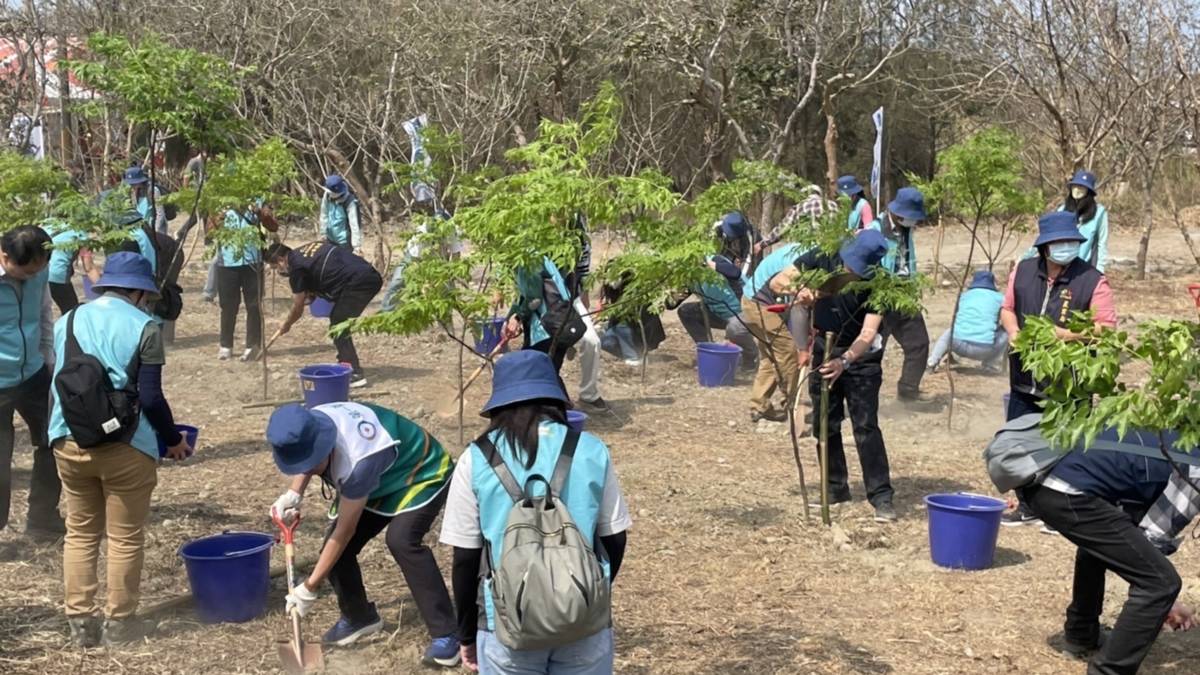 企業參與植樹活動親手種下原生樹種