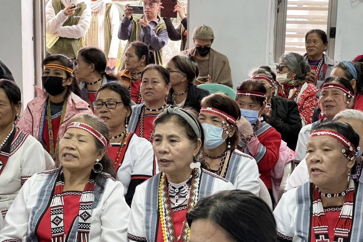 朗島教會舊堂已成為蘭嶼居民生活的中心，做為蘭嶼醫療站、部落教會事工與長者關懷重要設施，更是芥菜種會蘭嶼助人網的夢想基地。(芥菜種會提供)