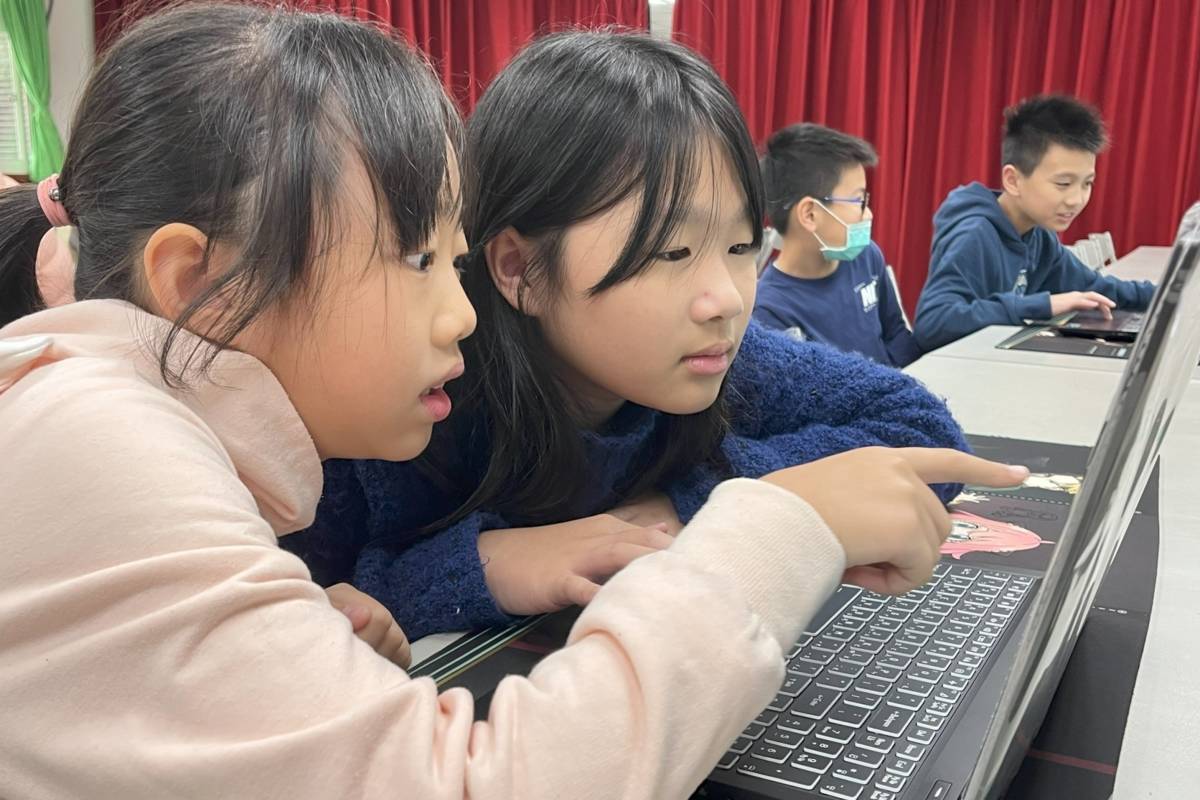 學生使用筆電進行進行課文分段大意探討