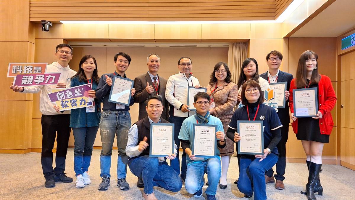 未來教育臺灣100-國高中組獲獎7件於市政會議獻獎