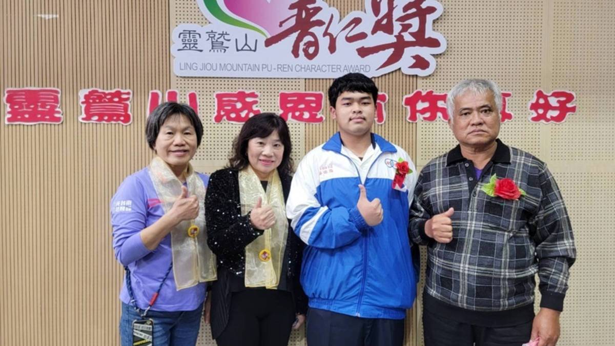 卑南國中林宗祐(右2)獲選全國普仁獎，與主任沈美玲(左起)、校長陳文靜及父親合影