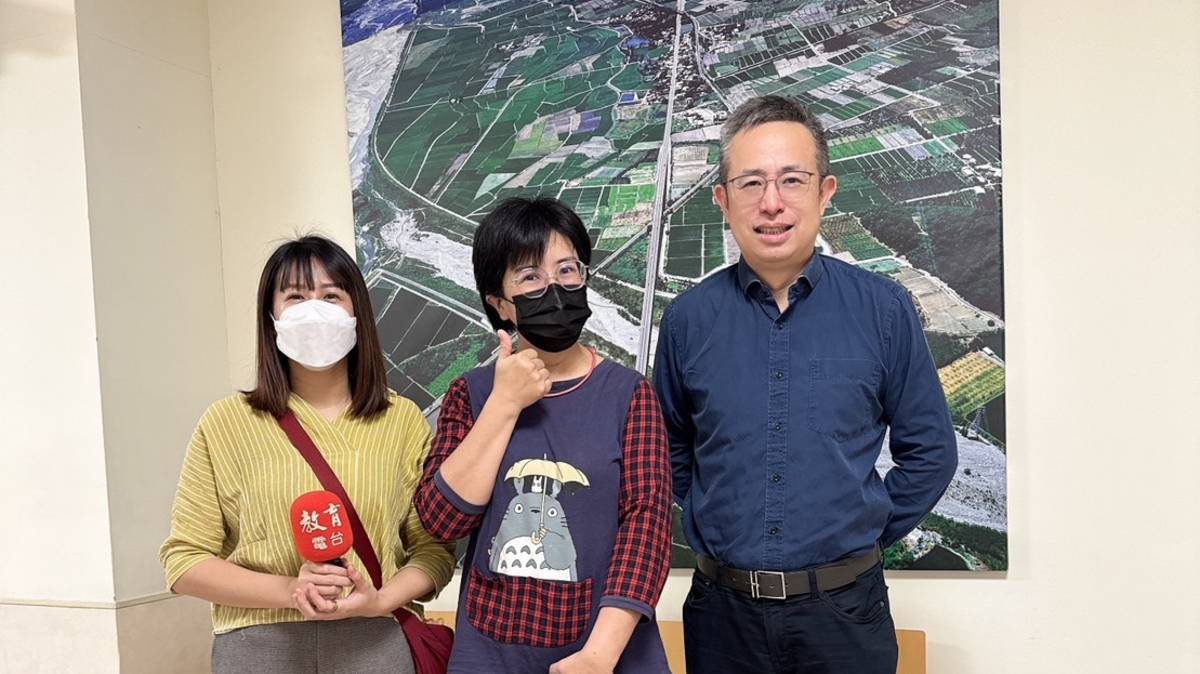 段茂琦醫師(右)介紹東基牙科暨植牙中心的服務