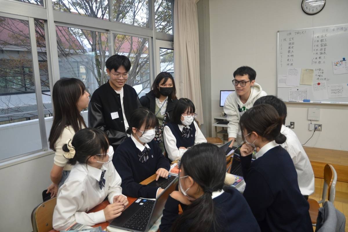 國立臺灣科技大學「日本津田學園教學見習計畫」團隊與津田校園學生進行課程討論，並以筆電作為數位化工具擴展學習
