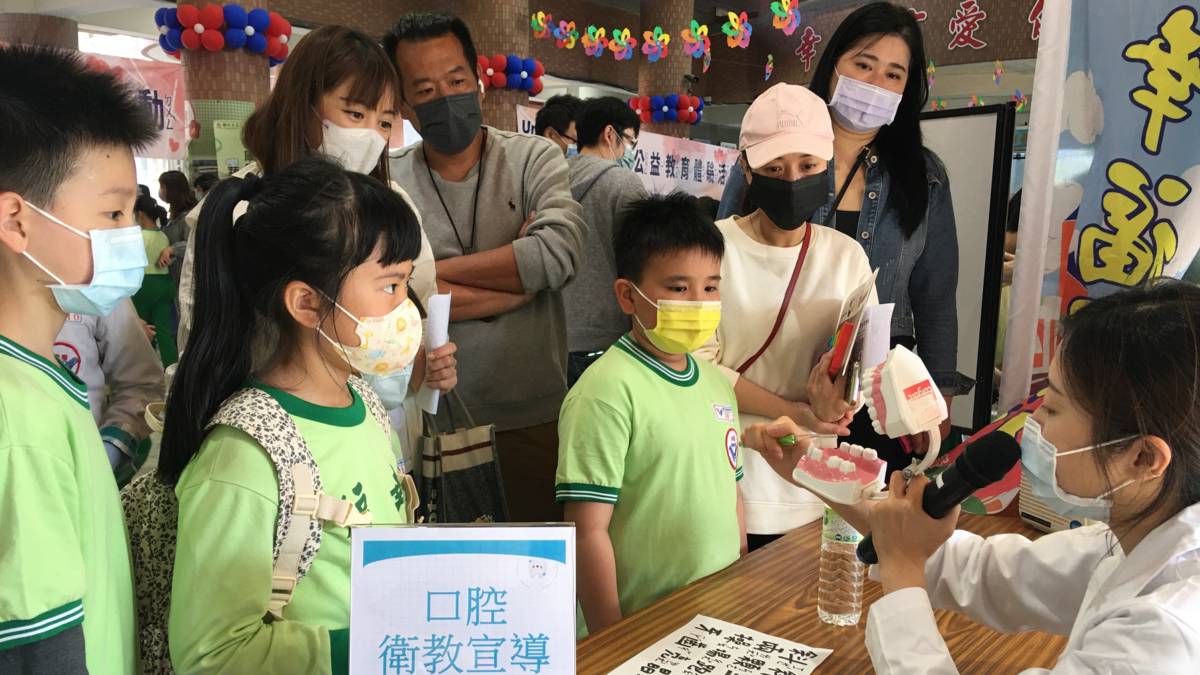 111學年度校園菸檳危害防制教育介入輔導計畫「網紅就是你」短片競賽-國小組-佳作-桃園市幸福國小幸福國小-親職教育日口腔保健宣導

桃園市幸福國小於111學年度校園菸檳危害防制教育介入輔導計畫「網紅就是你」短片競賽中榮獲國小組佳作的殊榮。學校設立各式獎項獎勵孩子們自動自發落實健康促進好習慣，不僅結合了校園、家庭及社會資源網絡，全面落實健康促進宣導與活動，更與時俱進連動數位科技推展健康促進議題，讓學生們透過活潑有趣的方式學習各項健康知能。

採訪：桃園市幸福國小
             鄭武信校長、
             六三班生劉芷伃、
            五四班生陳昕澤、
            四一班生侯棋然
