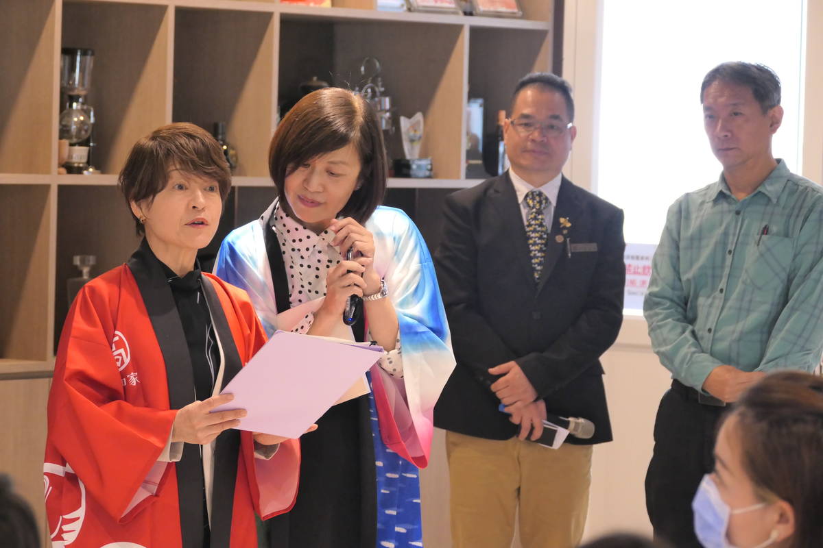 高知縣產業振興推進部地產地消外商課企劃監久保英子(左起)、高知縣台灣連絡辦事處的諮商顧問歐元韻、醒吾科大餐旅系主任許燕斌及觀餐學院院長陳治宇，致詞歡迎大家共襄盛舉 (醒吾提供)