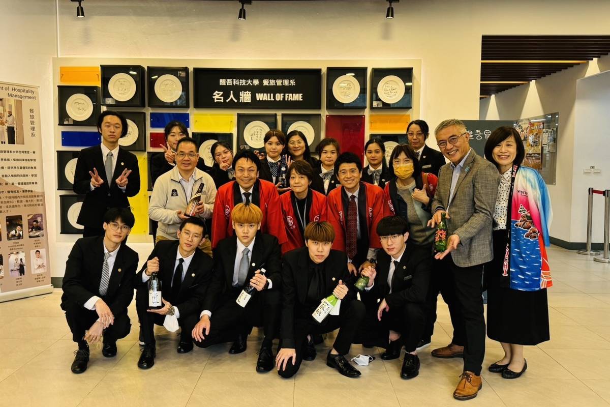 參與「高知縣地酒餐酒品飲暨商談會」的醒吾科大師生與高知縣的同仁們一起合照留影 (醒吾提供)