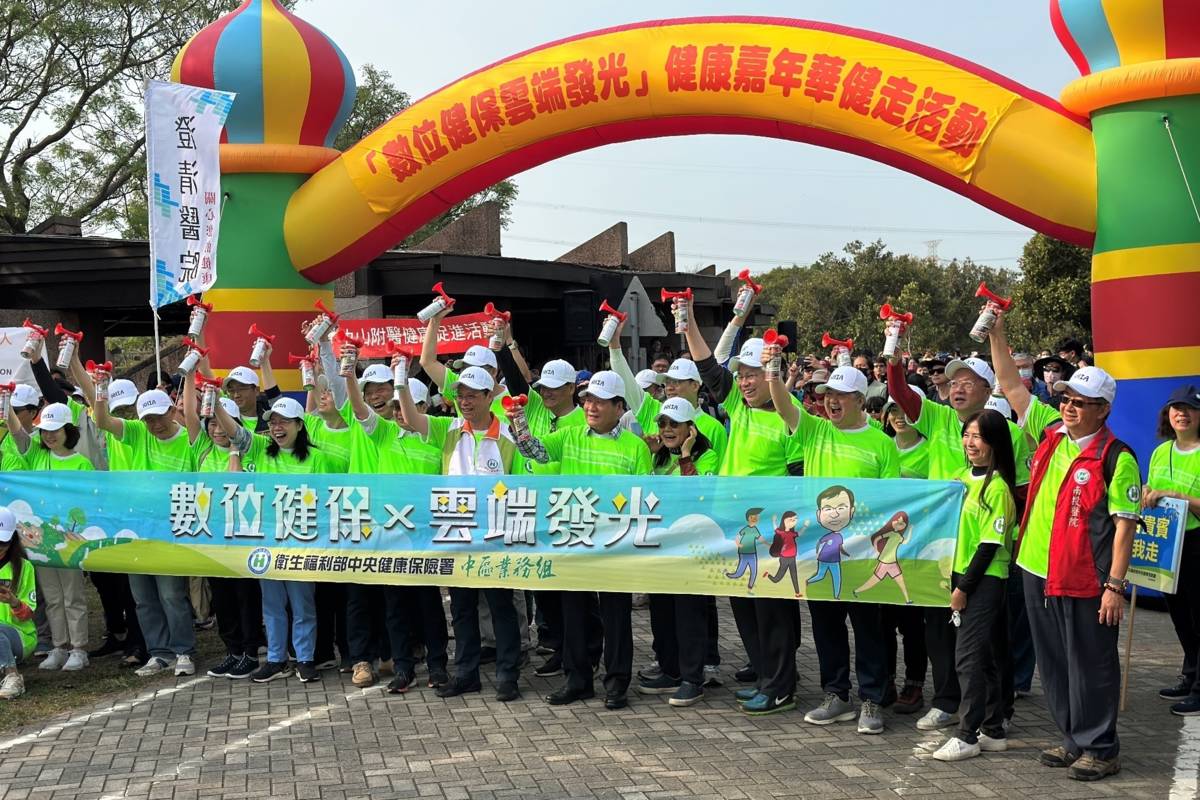 健保署石崇良署長(中)與中區醫界代表共同鳴笛起走。