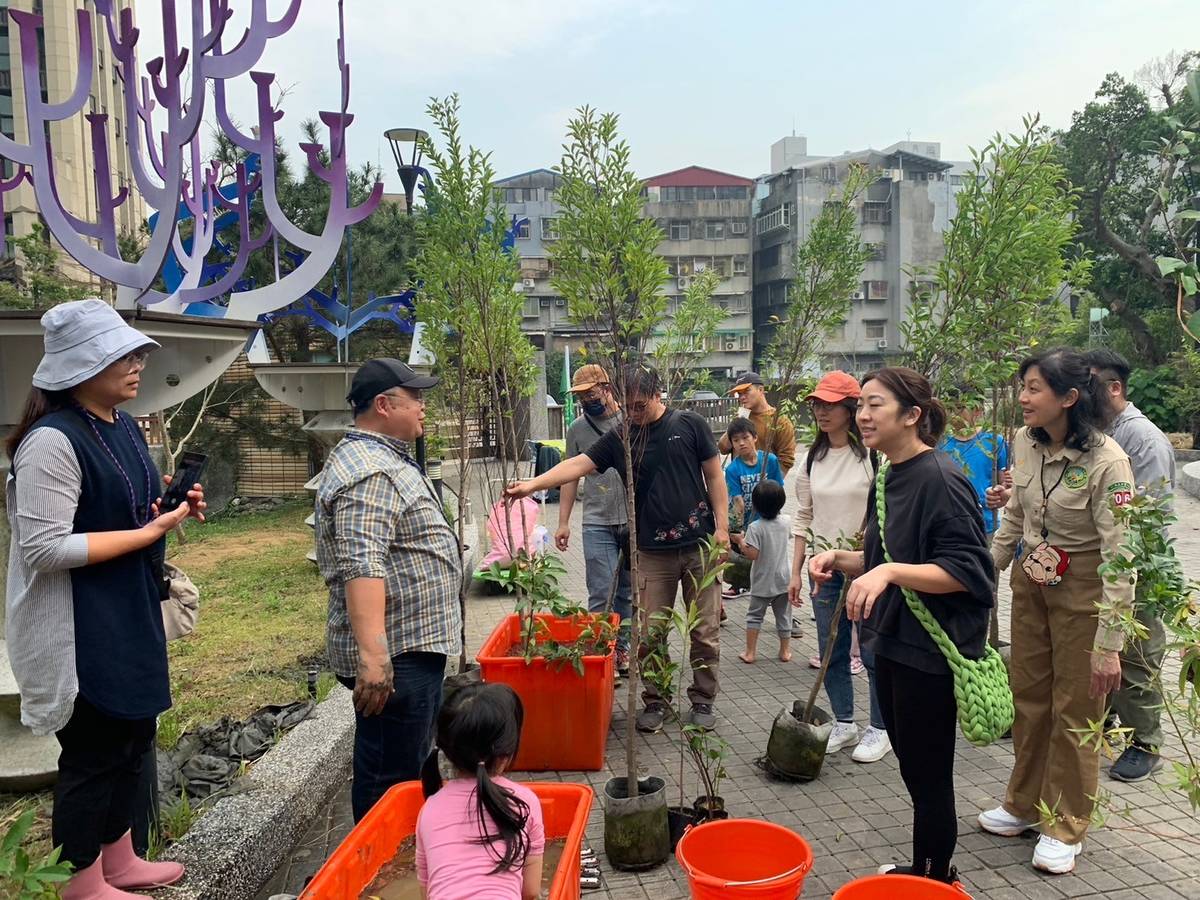 臺北市和平實小在校園內打造一座宮脇式小森林
