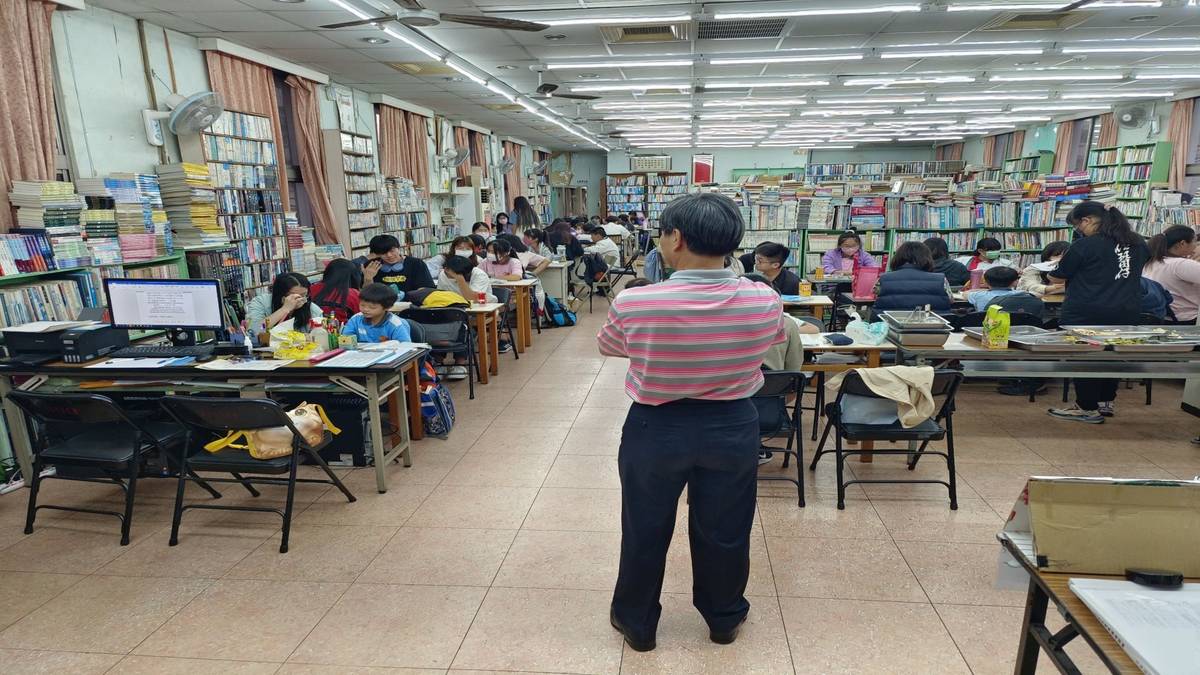 館長每天都在民雄薪傳二手書店陪著孩子學習