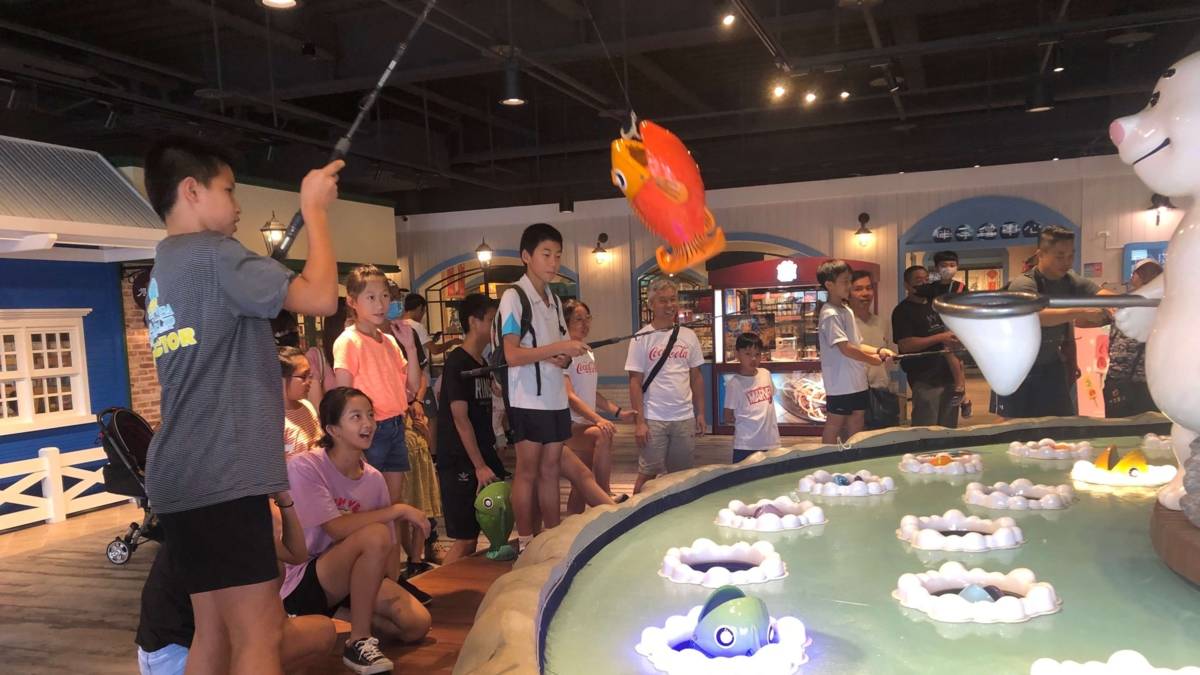 在虛擬釣場，透過逼真的釣魚模擬機，使用真實的釣竿，在安全的環境下，也能真實感受釣魚的情境。
