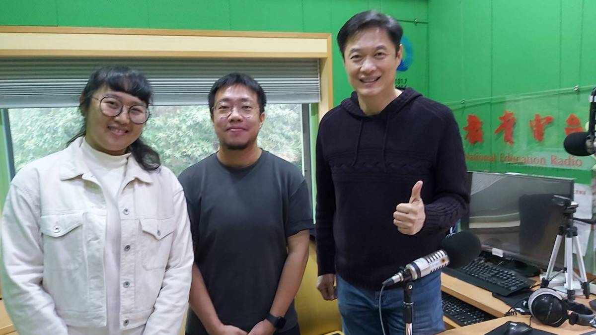 臺南大學性別研究中心 策展人葉萱萱(左1)與陳毛毛 (左2)及主持人李大華