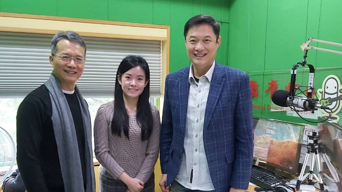 亞太地區美感教育研究室共同主持人黃祺惠副研究員(中)、社團法人中華點亮生命教育協會理事長劉桂光(前臺北市立復興
高級中學校長)(左)與主持人李大華 