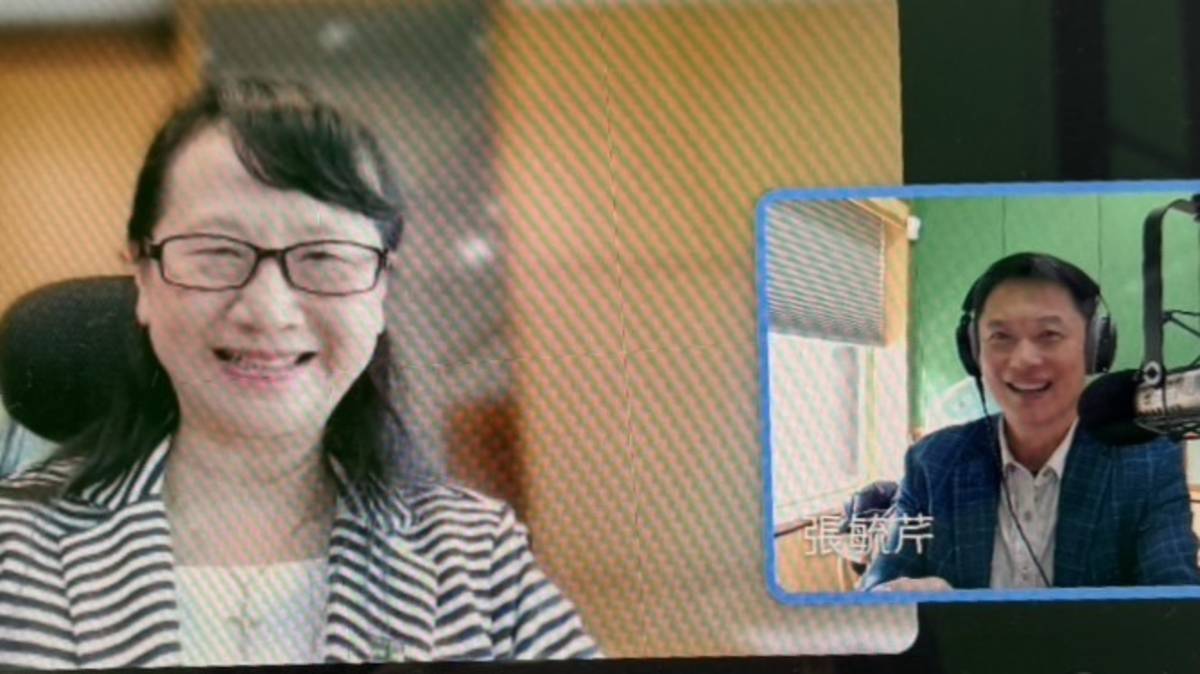 文藻外語大學 莊慧玲校長(左)與主持人李大華