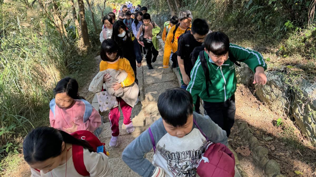111學年度健康促進學校輔導計畫前後測成效評價成果報告特優學校-新竹縣竹北市鳳岡國民小學-親師生鳳崎步道蓮花寺健行