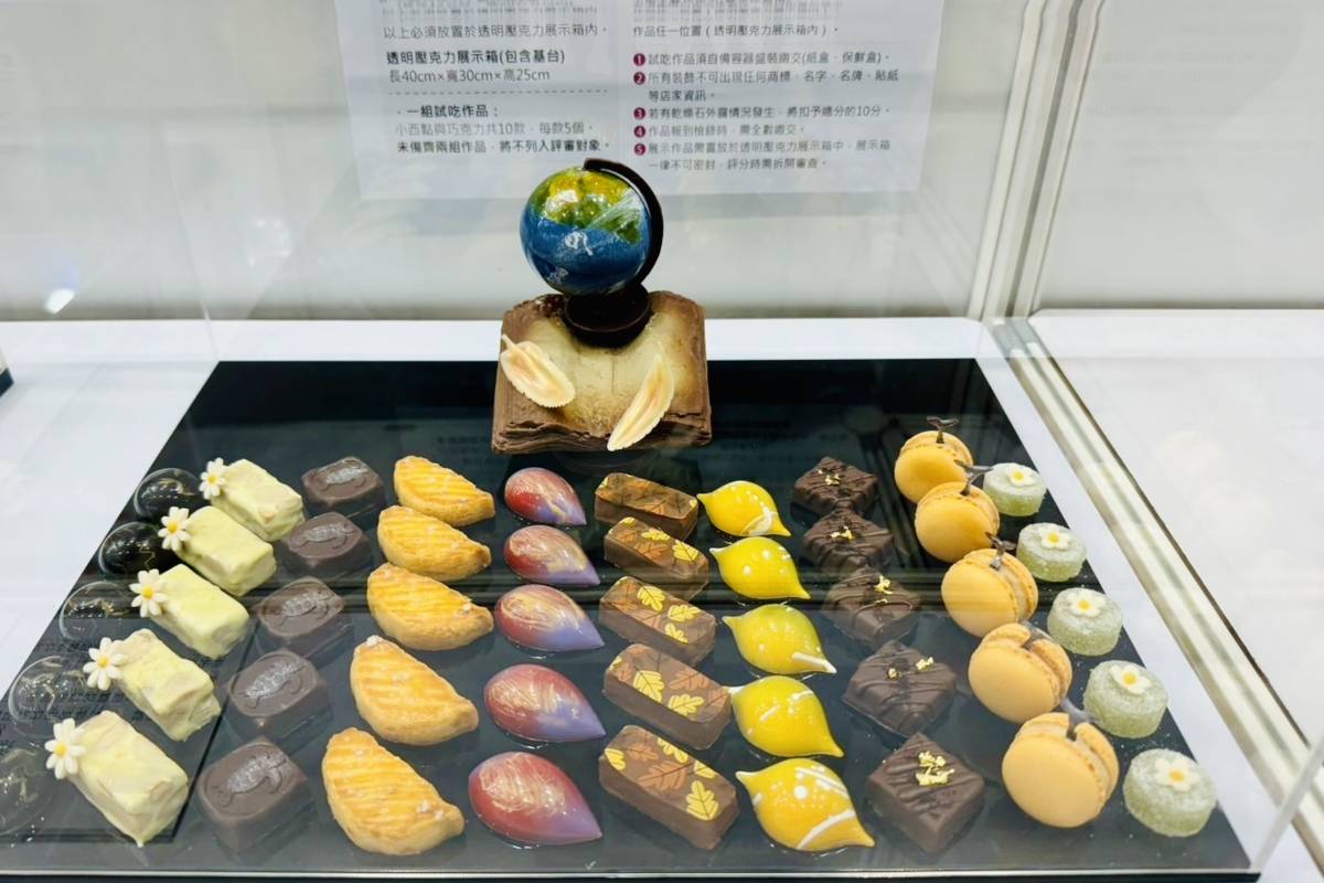 南臺科大餐旅系蘇靖翔同學勇奪「2024年第23屆GÂTEAUX 盃台灣蛋糕技藝競賽」職業組小西點與巧克力項目佳作(十款創意口味)。