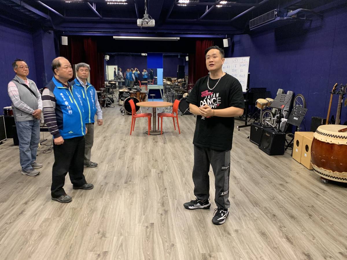 東南科大表藝系吳維章主任(右)介紹音樂演奏教室