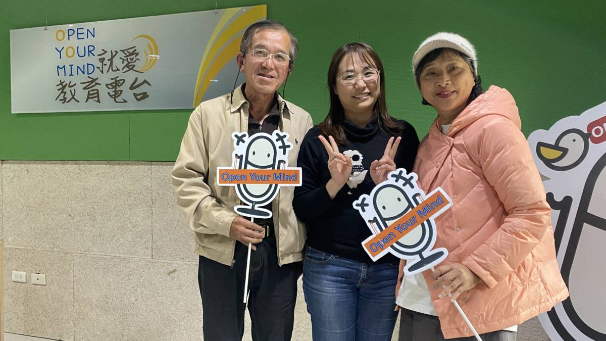 「草莓大叔」蕭宜平(左)擅長培育出好的草莓苗