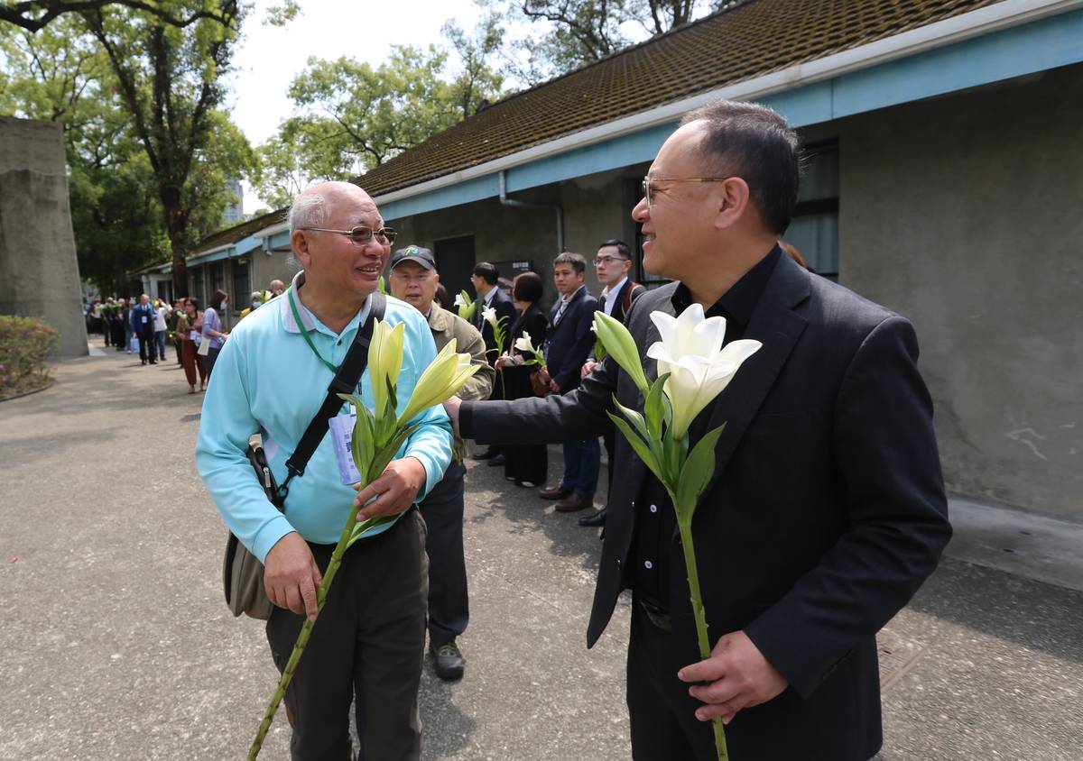 文化部長史哲(右)與槍決受難者張樹旺三子張俊明先生(左)致意 (文化部提供)