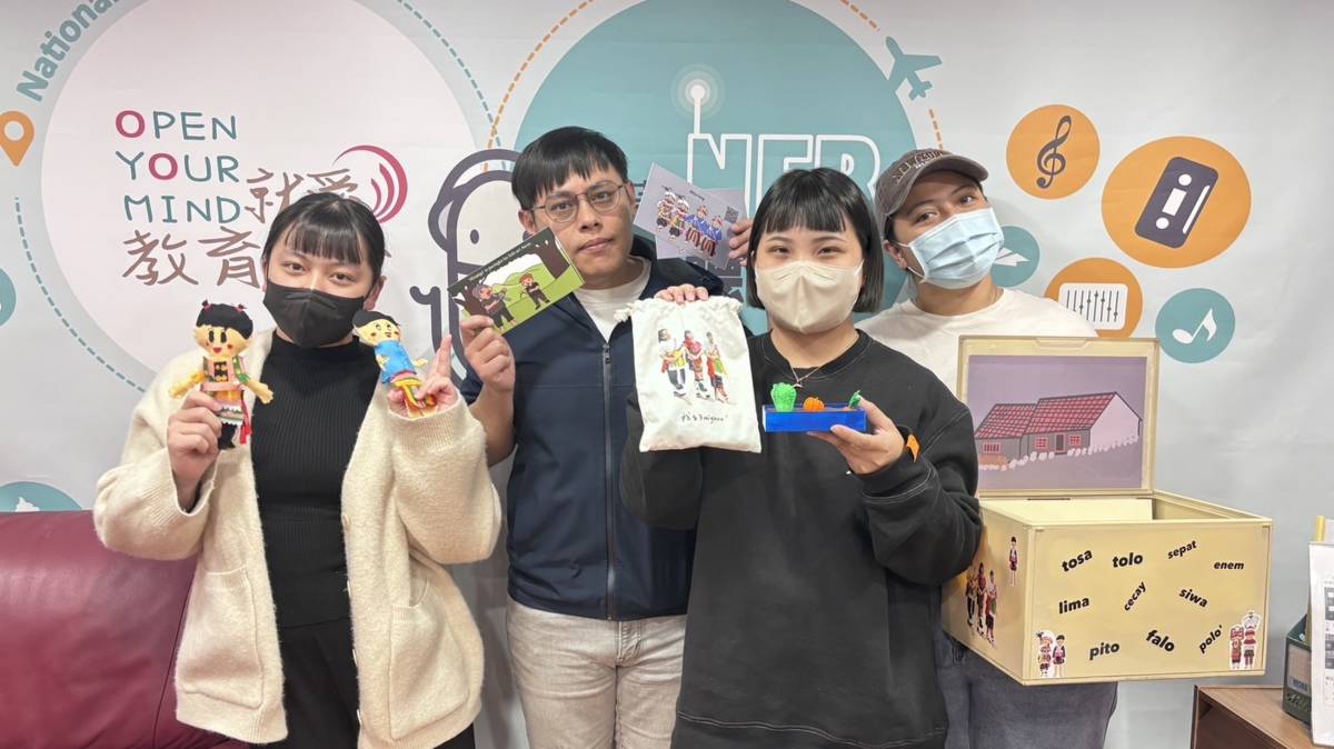 陳麒老師(右2)與曾嘉欣(左二)、姜羽紋(左1)、黃翊兼同學分享專題成果