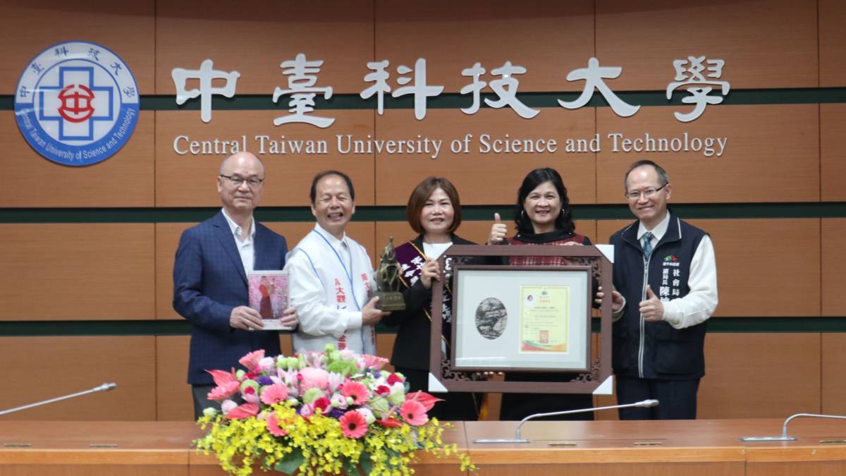 陳坤皇副局長(右一)、周進華創辦人(左二)、陳樹人總經理(左一)與陳錦杏校長(右二)頒發第27屆全球熱愛生命獎章給逆境重生媽媽李鳳珠(中)。