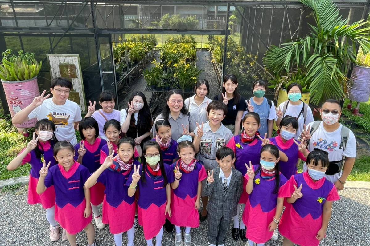 大坑國小師生與文心蘭園合影