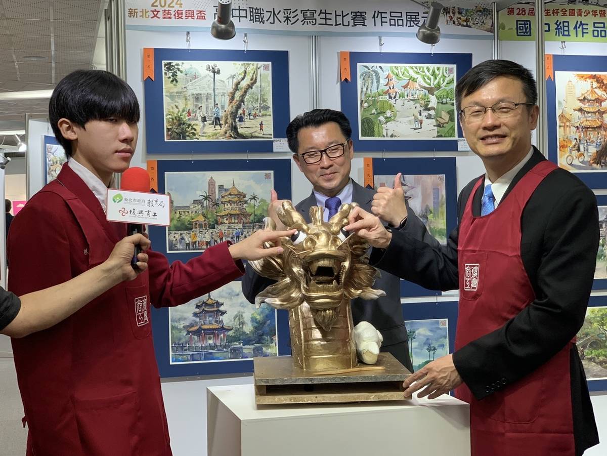 新北Arts _ Design展能中心舉辦剪綵儀式，圖左復興商工美工科學生周暐傑同學帶領張明文局