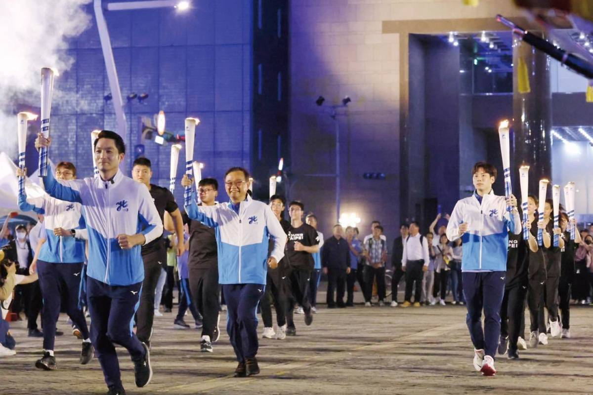 113年全中運在臺北市登場，蔣萬安市長與優秀選手傳遞全中運聖火