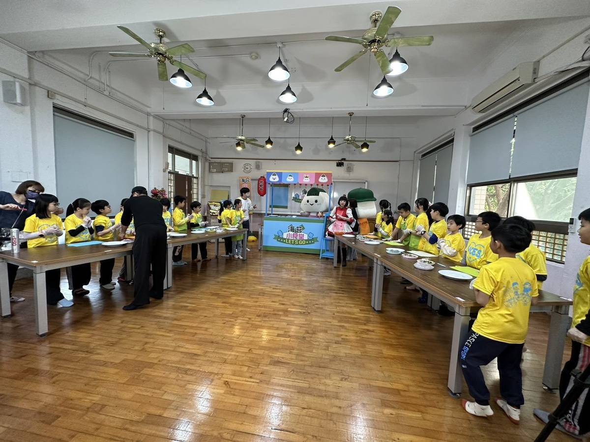 學生們參與體驗《不一樣的端午節粽子》製作，深深體會創作好吃又健康的粽子其實很容易