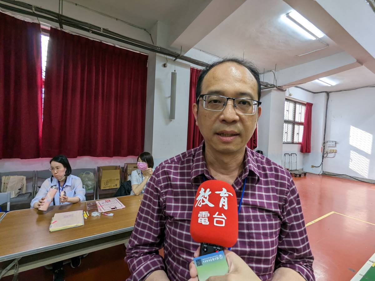 從事象棋教育多年的陳志明老師表示，下象棋有助於培養孩子的耐挫力和抗壓性