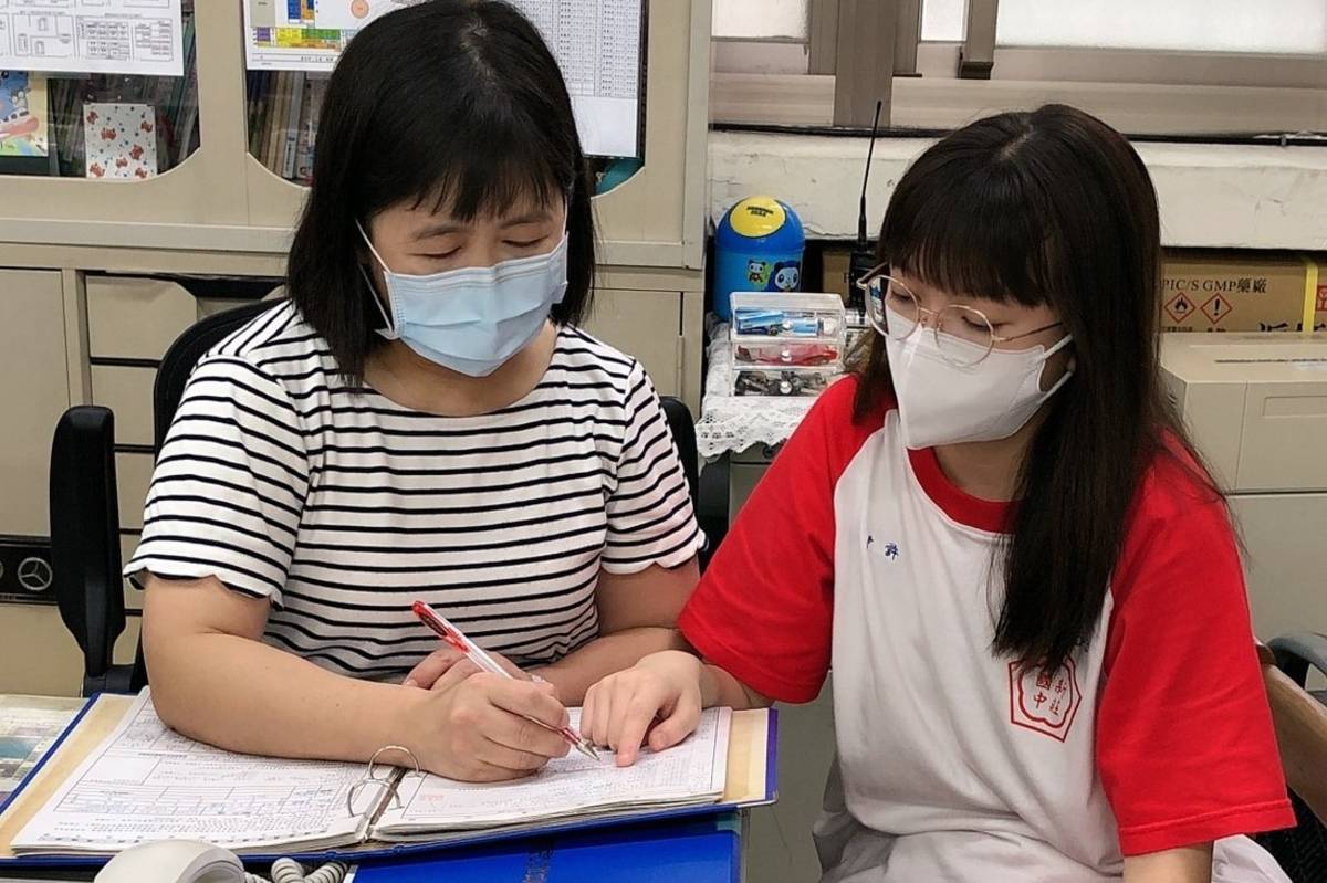 護理師記錄學生傷病資料示意圖