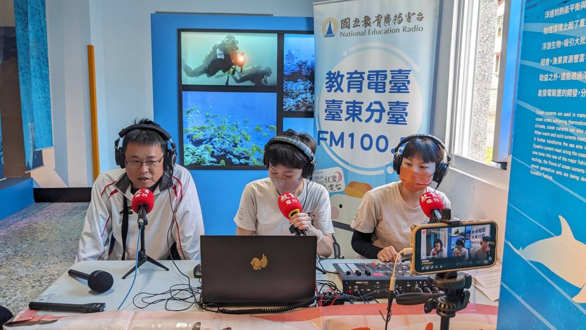 團主任委員、同時是綠島公館國小校長高志翔(左一)