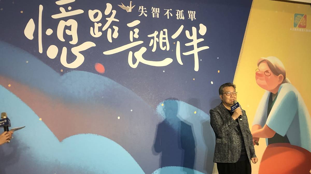 鄧世雄財團法人天主教失智老人社會福利基金會與社團法人單國璽弱勢族群基金會的執行長。