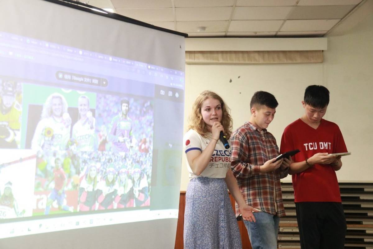 湛吉安(左一)以捷克語介紹家鄉美食與文化