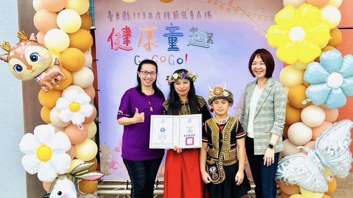 臺東縣教育處處長蔡美瑤(右一)及東海國小校長陸雅林(左一)與模範同學合照