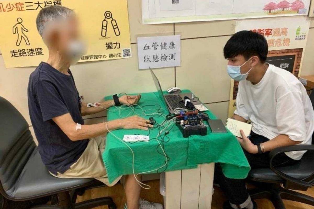 臺科大醫工所教授許昕設計AI穿戴式裝置，可以快速檢測出疾病風險。(臺科大提供)