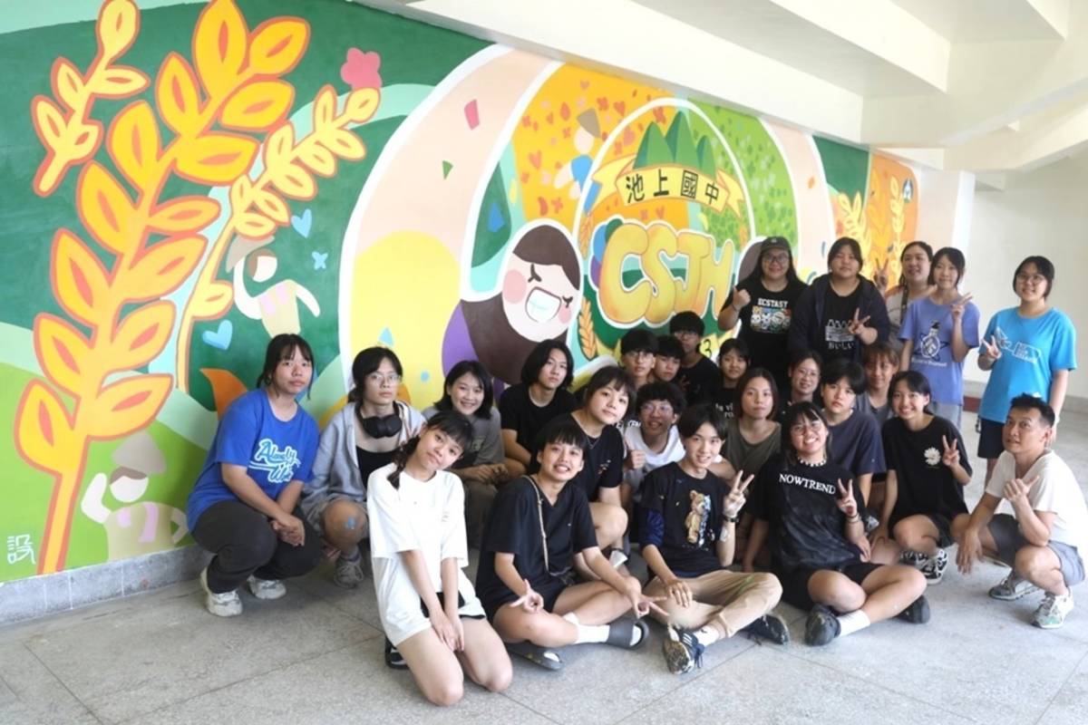 臺東高商廣設科連續3年舉辦彩繪校園美感教育營隊，今年前進池上國中彩繪3幅壁畫，融入當地意象，塑造校園美感。