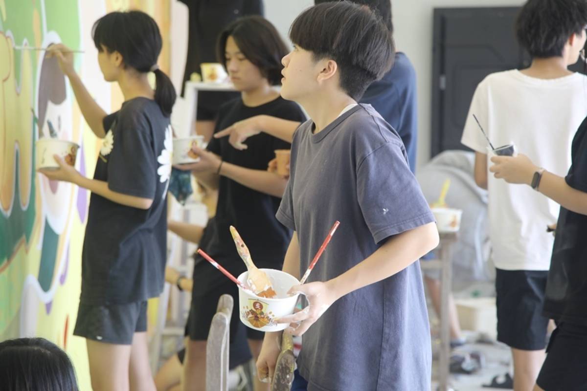 臺東高商廣設科連續3年舉辦彩繪校園美感教育營隊，今年前進池上國中彩繪3幅壁畫，融入當地意象，塑造校園美感。