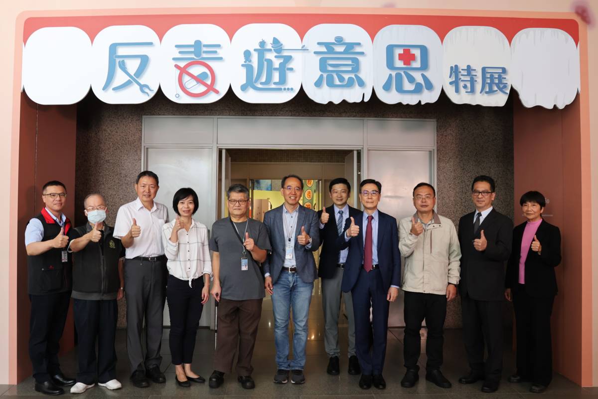 開幕式貴賓及策展人合照。圖片提供／國立自然科學博物館