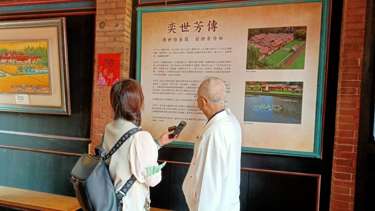 董事長親自解說正廳內的相關文獻