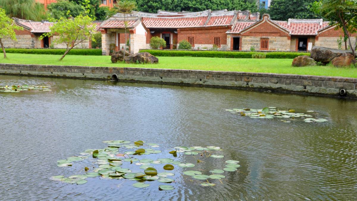 門前池塘過去直通淡水河(蘆洲李宅提供)