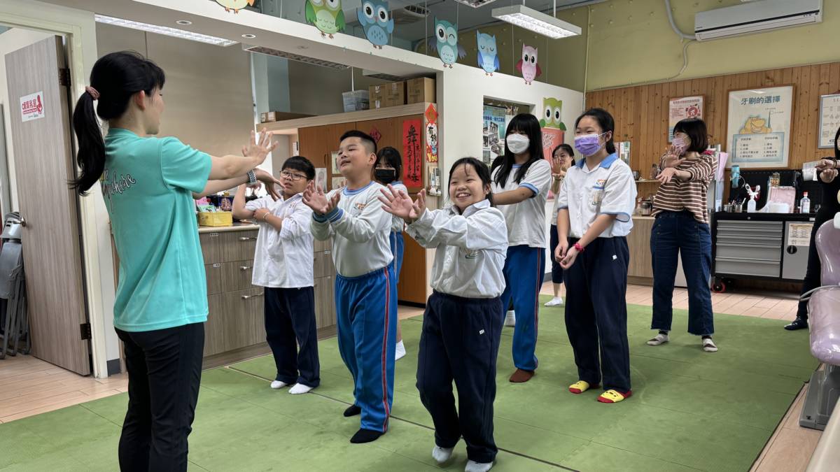 「111學年度校園健康主播競賽」-佳作-臺北市富安國民小學-形男淑女活力班

臺北市富安國民小學所拍攝的「進擊的富安-護眼健體go go go」榮獲111學年度校園健康主播競賽-佳作。學校積極推動各項健促活動，疫情期間口腔保健不中斷，在各班設置紫外線消毒箱，運用社會資源贊助的牙菌斑顯示劑，讓孩子實行督導式潔牙避免染疫且學習自行檢測潔牙成效，設置「型男淑女活力班」，全校師生一起運動，宣導加上陪伴讓學生們養成運動習慣，形塑健康體位，學校積極推行亦拓展至社區成為健康促進夥伴，共享健康成果!

採訪：臺北市富安國民小學卓家夙校長、
             丁勺耘護理師、
             五甲班生周銘偉、劉俐伶、黃暄筑
