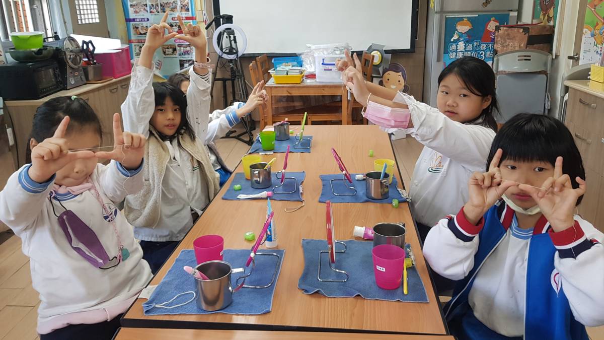 「111學年度校園健康主播競賽」-佳作-臺北市富安國民小學- 學生練習使用牙線潔牙